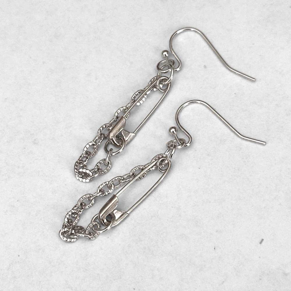 5 For $25💫Small Silver Rockin Safety Pin Dangles - Picture 4 of 4